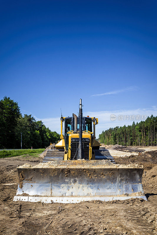 黄色推土机在公路建设S6, Goleniów，波兰